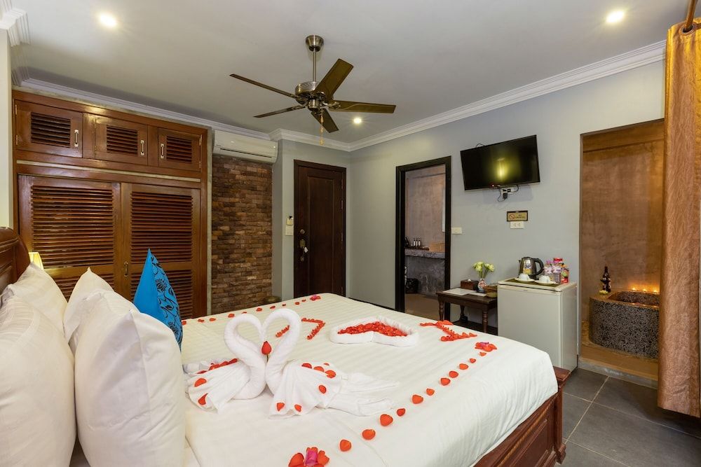 The Five Senses Boutique Hotel Deluxe King Room with Bathtub 4