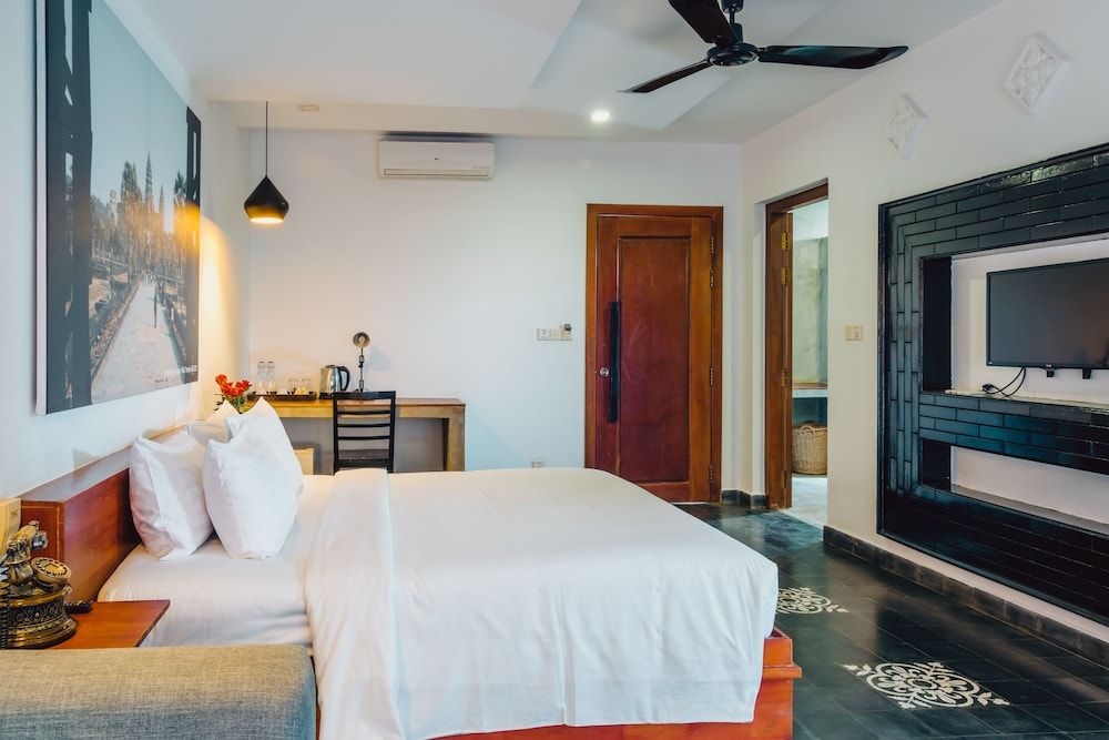 Bopha Watbo Residence Suite Room Pool View 2