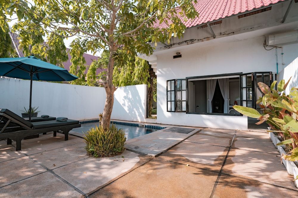 Amazing Palm Resort Deluxe Villa, 1 King Bed, Pool View 6