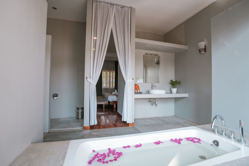 Amazing Palm Resort Deluxe Villa, 1 King Bed, Pool View 12