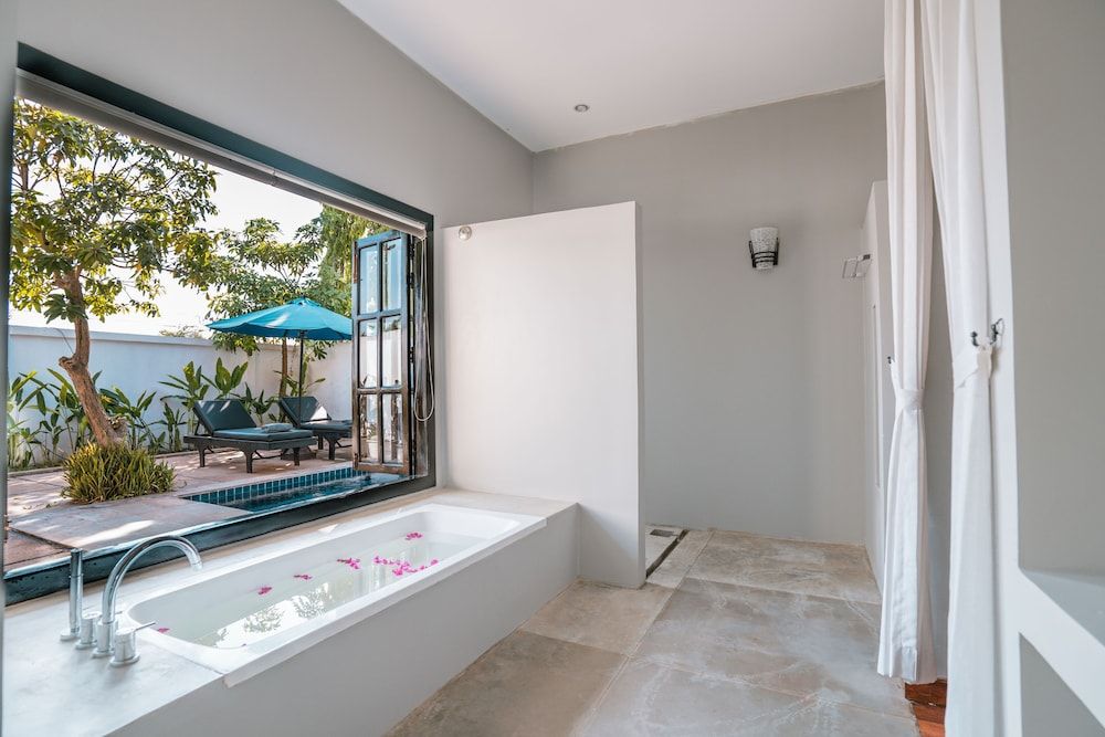 Amazing Palm Resort Deluxe Villa, 1 King Bed, Pool View 9