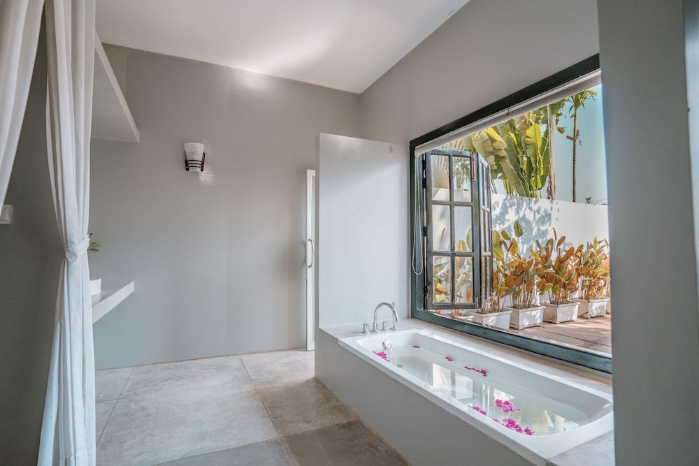 Amazing Palm Resort Deluxe Villa, 1 King Bed, Pool View 11