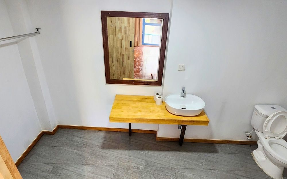 Mad Monkey Koh Rong Standard Twin Room 4