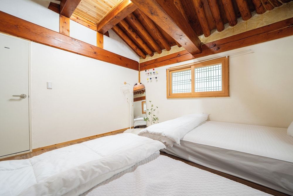 Gyeongju West Namsan Hanok Pension Deluxe Room (Chorongkkot, 2nd Floor) 2