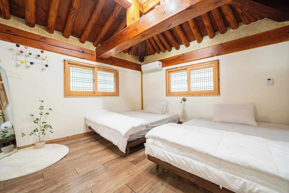 Gyeongju West Namsan Hanok Pension Deluxe Room (Chorongkkot, 2nd Floor)