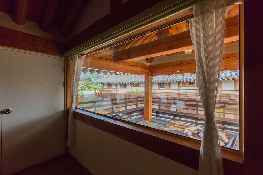 Gyeongju West Namsan Hanok Pension Deluxe Room (Chorongkkot, 2nd Floor) 5