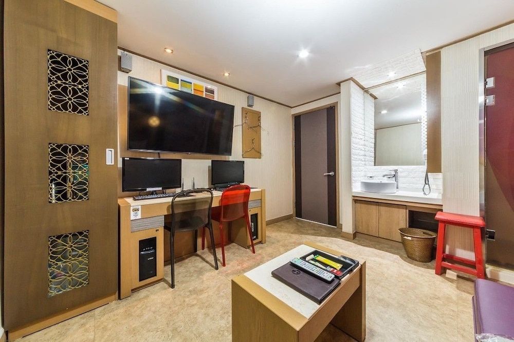 undefined Major Hotel 9