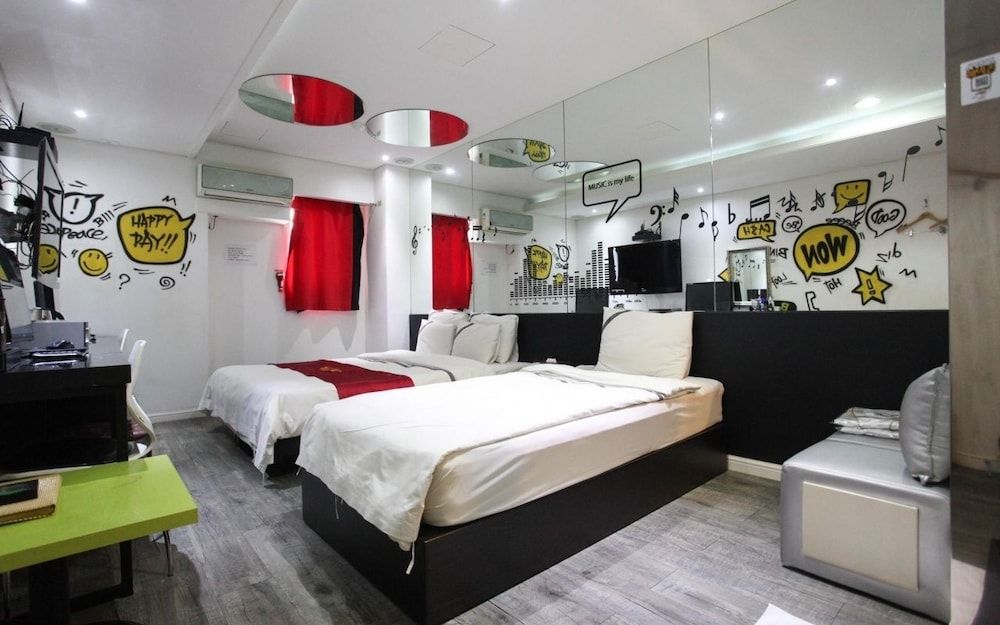 undefined Max Hotel 8