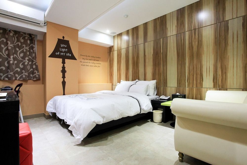 undefined Max Hotel 9