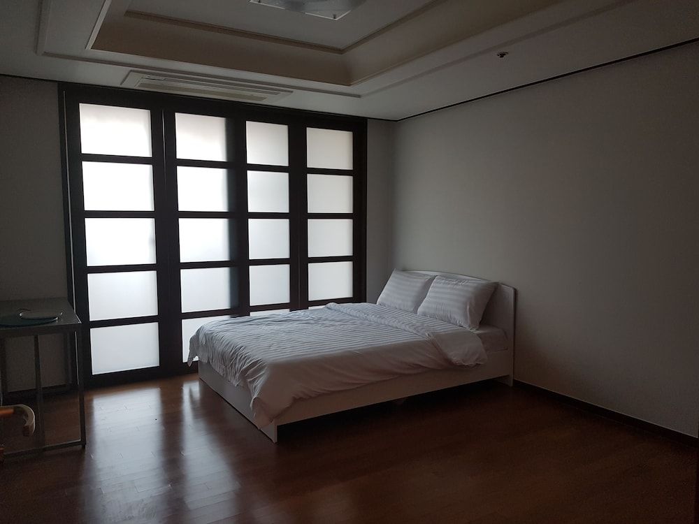 undefined Gangnam Stn Luxury Apt 4