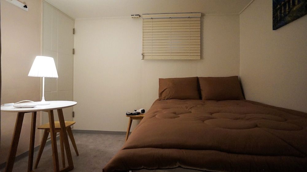 Blue Mansion Guesthouse Deluxe Double Room 8