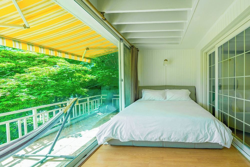 SG Tailored Serviced Home 5min walk from metro Family House, Multiple Beds 3