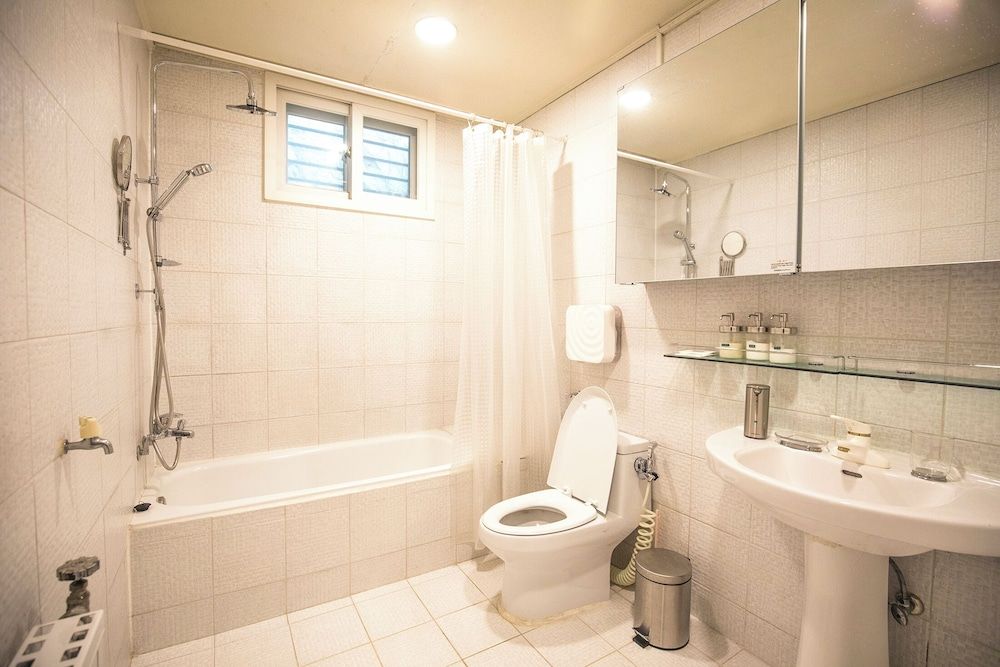 SG Tailored Serviced Home 5min walk from metro Family House, Multiple Beds 4