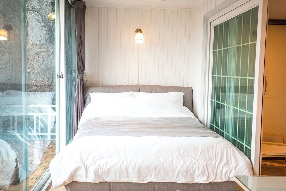 SG Tailored Serviced Home 5min walk from metro Family House, Multiple Beds