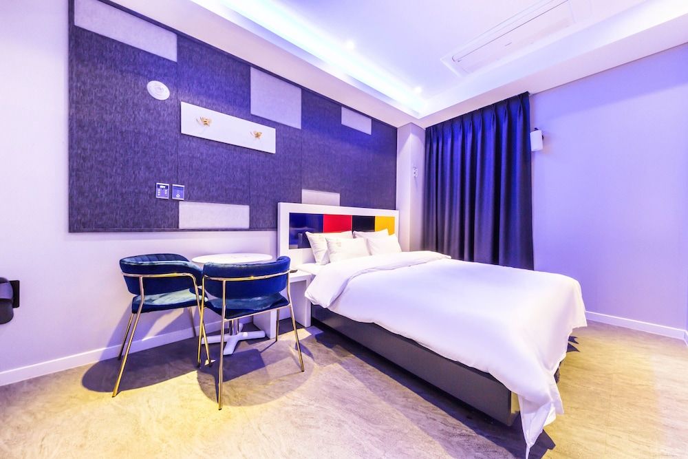 undefined LA View Hotel 4