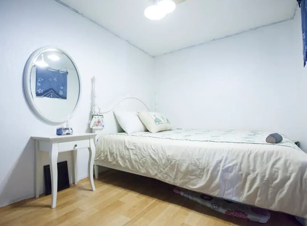 undefined Janice's Traditional House 8