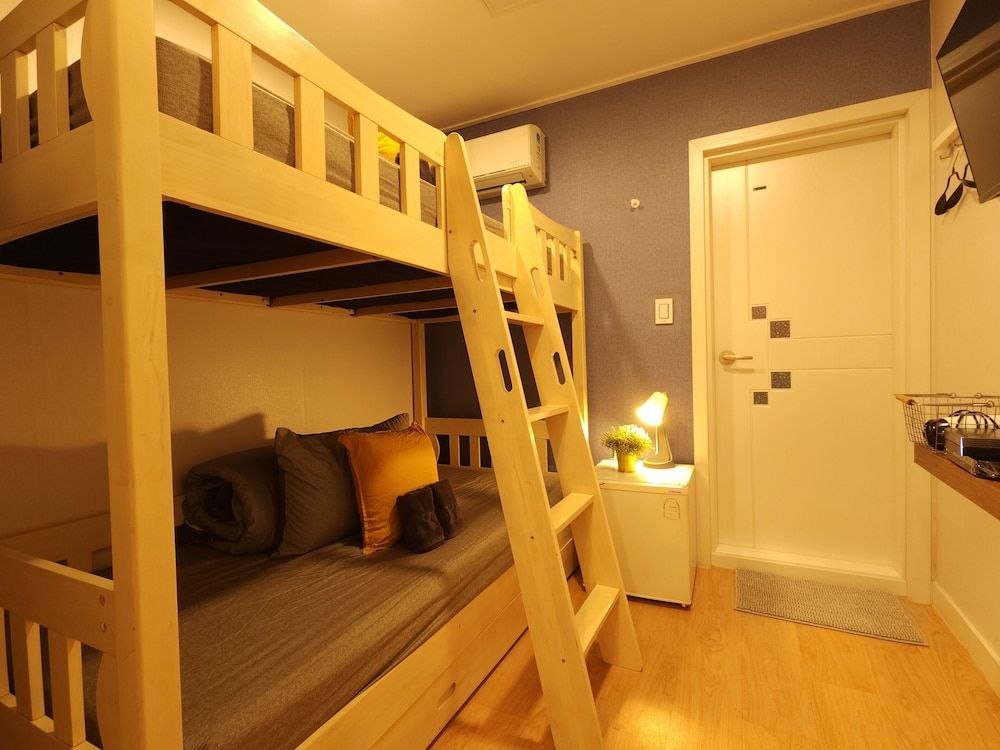 OYO Myeongdong 5 Lodge Standard Twin Room 6
