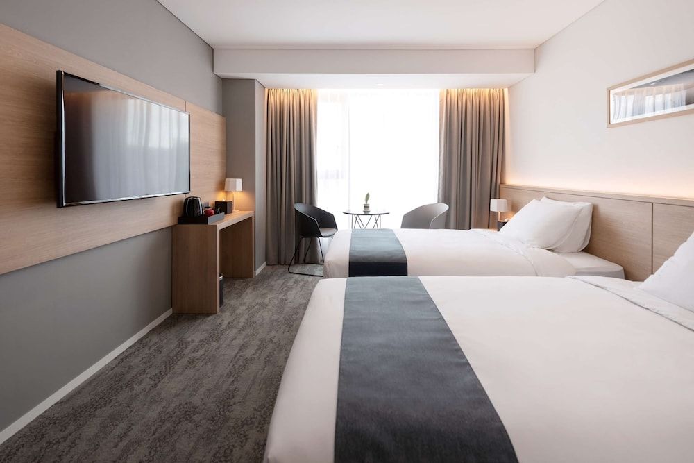 Orakai Daehakro Hotel, BW Signature Collection Standard Room, 2 Twin Beds, Non Smoking (Shower Only;Mini Fridge) 3