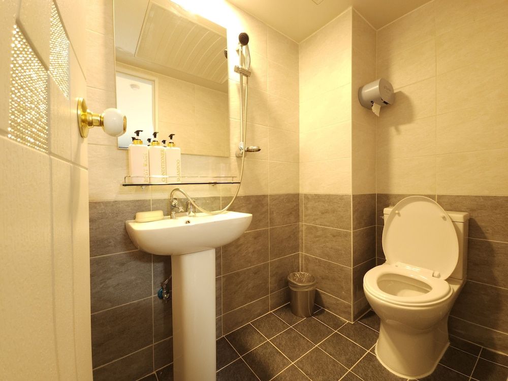 OYO Hostel Myeongdong 5 Triple Room 7