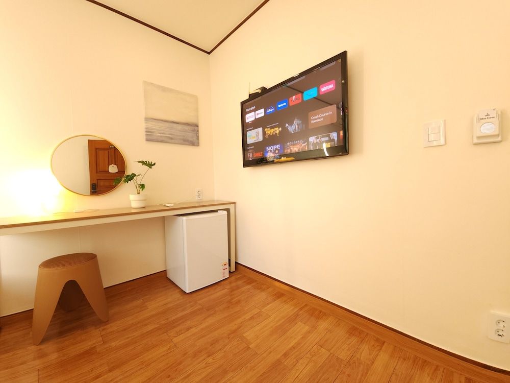 OYO Hostel Myeongdong 5 Quadruple Room (With private external bathroom) 7