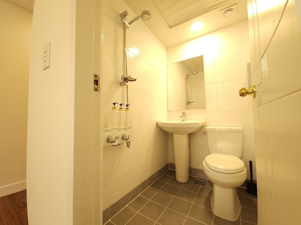 OYO Hostel Myeongdong 5 Triple Room 8