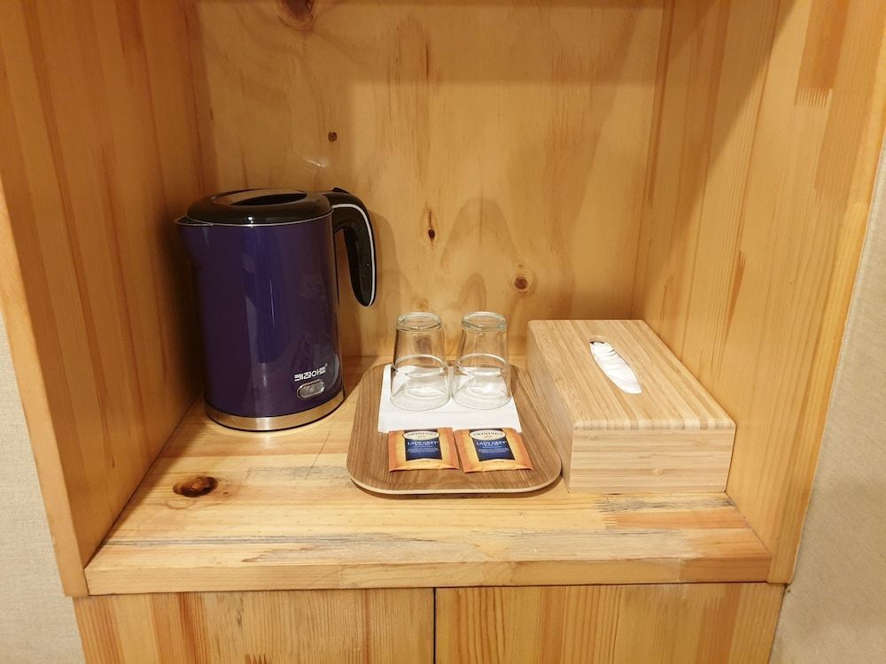 Slow Tree House Hongdae - Caters to Women Twin Room (#3) 10