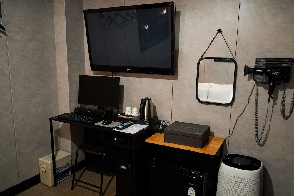 Urban Stay 103 Standard Double Room 12