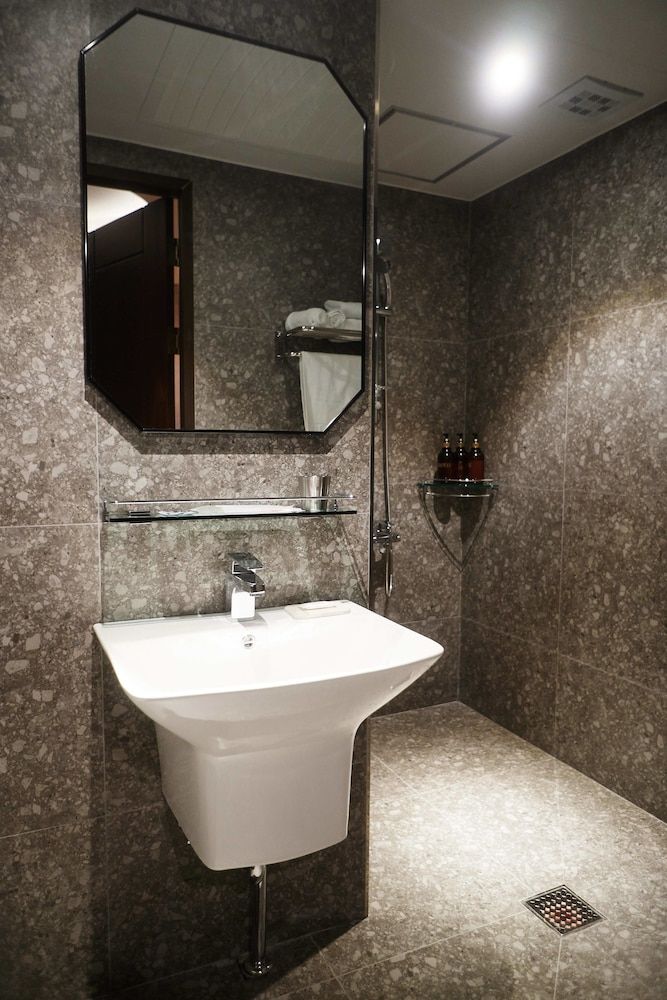 Urban Stay 103 Standard Double Room 8