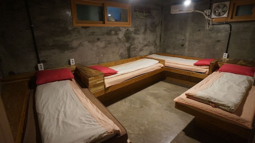 undefined Guesthouse H 9