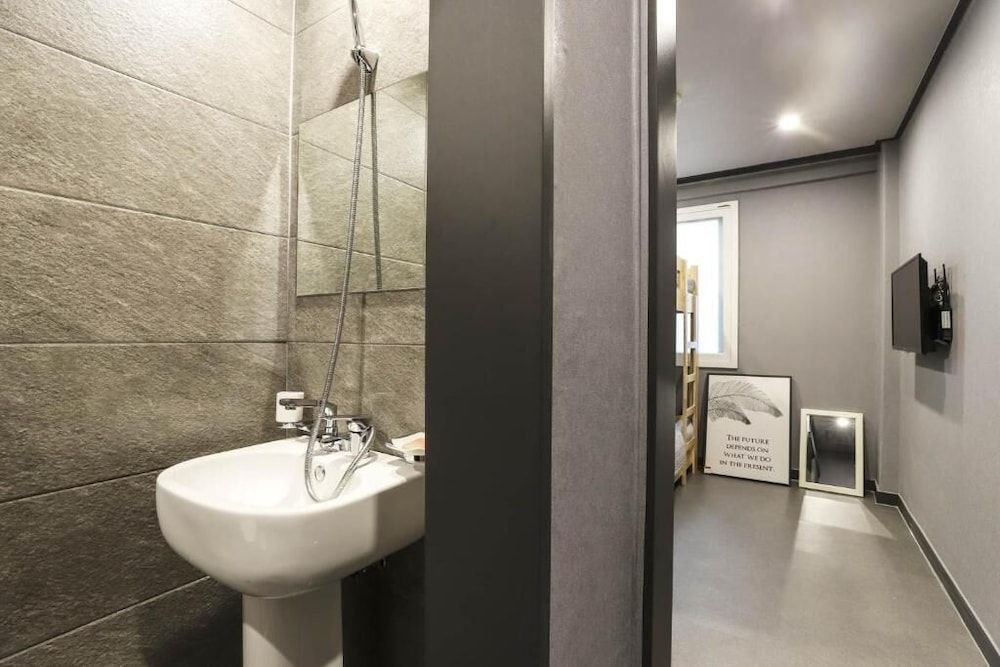 Actor Motel Baewoo Twin Room 3