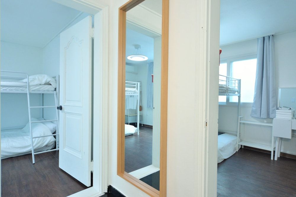 undefined Jerry Blossom - Hostel 4