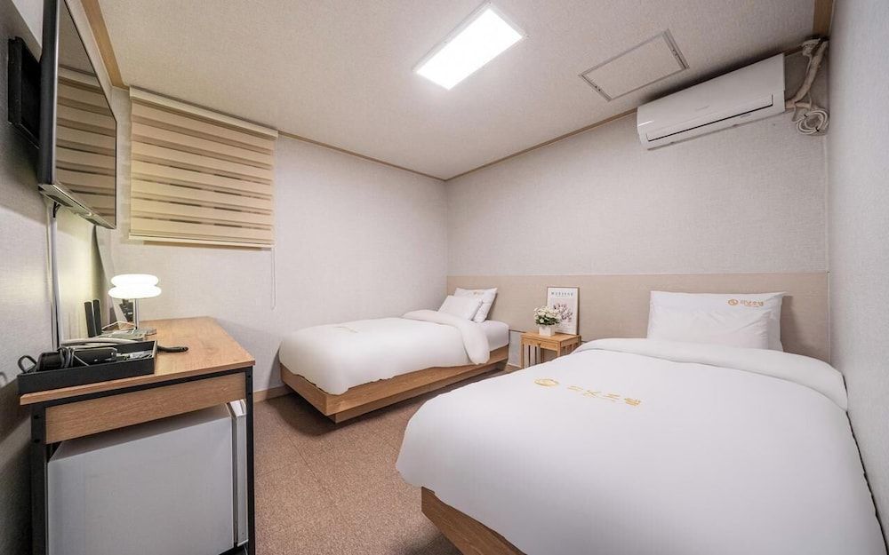 undefined Peanut Hotel 3