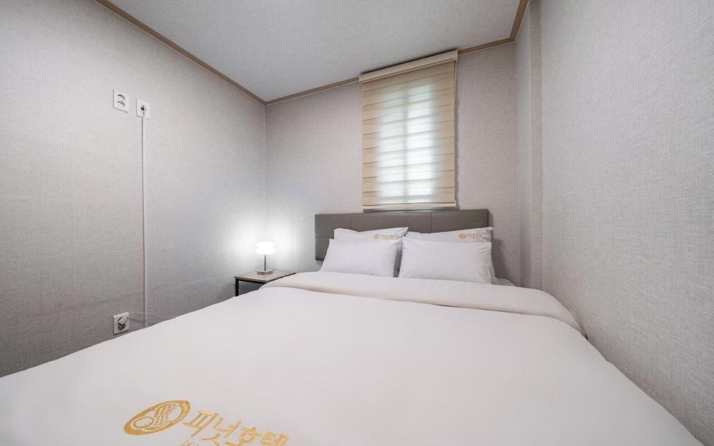 undefined Peanut Hotel 9