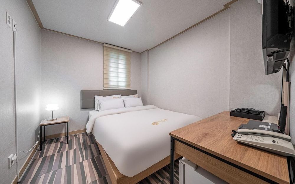 undefined Peanut Hotel 10