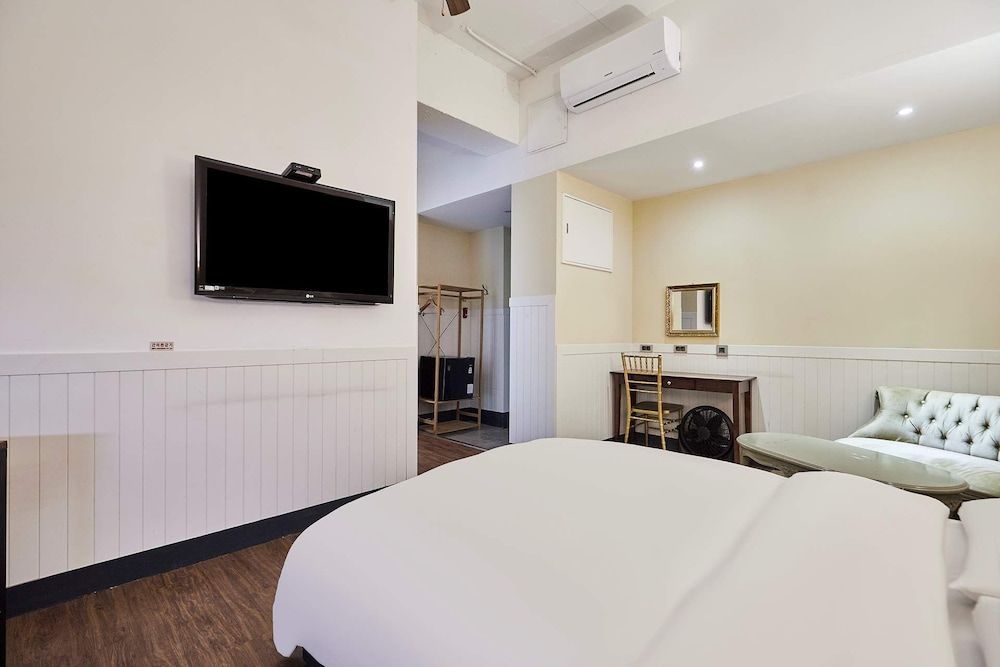 648 Hotel Classic Deluxe (2 Pax, Adults Only, No Kids, No Smoking, 1 Queen Bed) 3