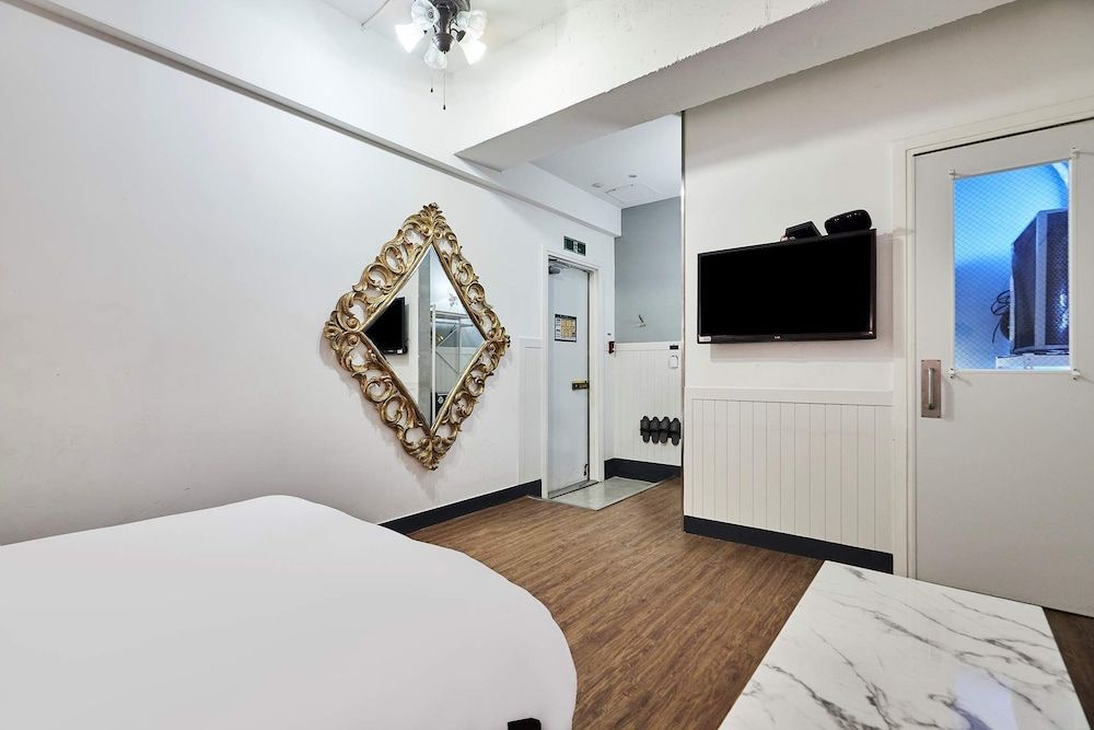 648 Hotel Classic Deluxe (2 Pax, Adults Only, No Kids, No Smoking, 1 Queen Bed) 13