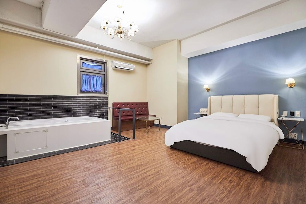 undefined 648 Hotel 4