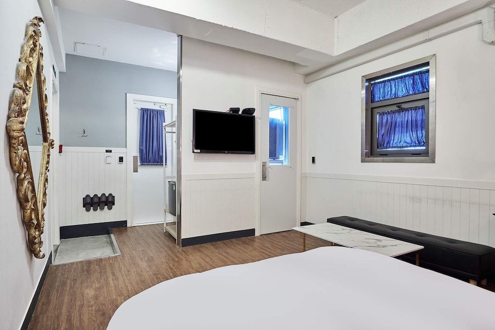 648 Hotel Classic Deluxe (2 Pax, Adults Only, No Kids, No Smoking, 1 Queen Bed) 9