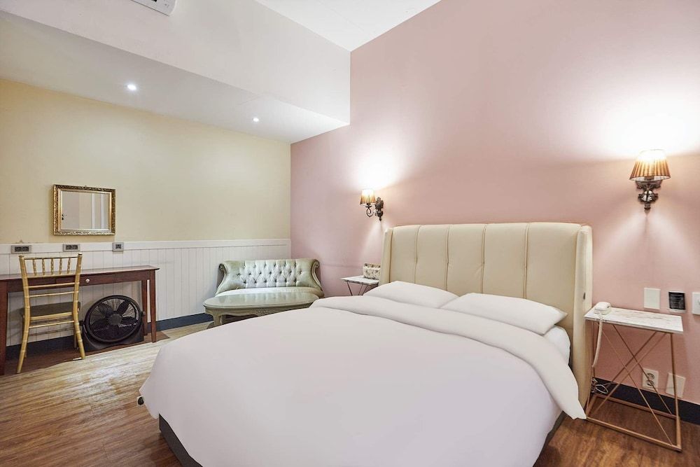 648 Hotel Classic Deluxe (2 Pax, Adults Only, No Kids, No Smoking, 1 Queen Bed) 2