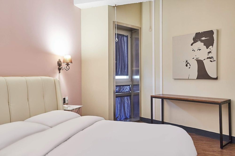 648 Hotel Classic Deluxe (2 Pax, Adults Only, No Kids, No Smoking, 1 Queen Bed) 6