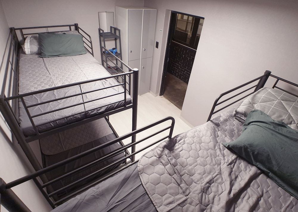 U Guesthouse 2 in Yeonnam Caters to Women - Hostel Triple Room 3