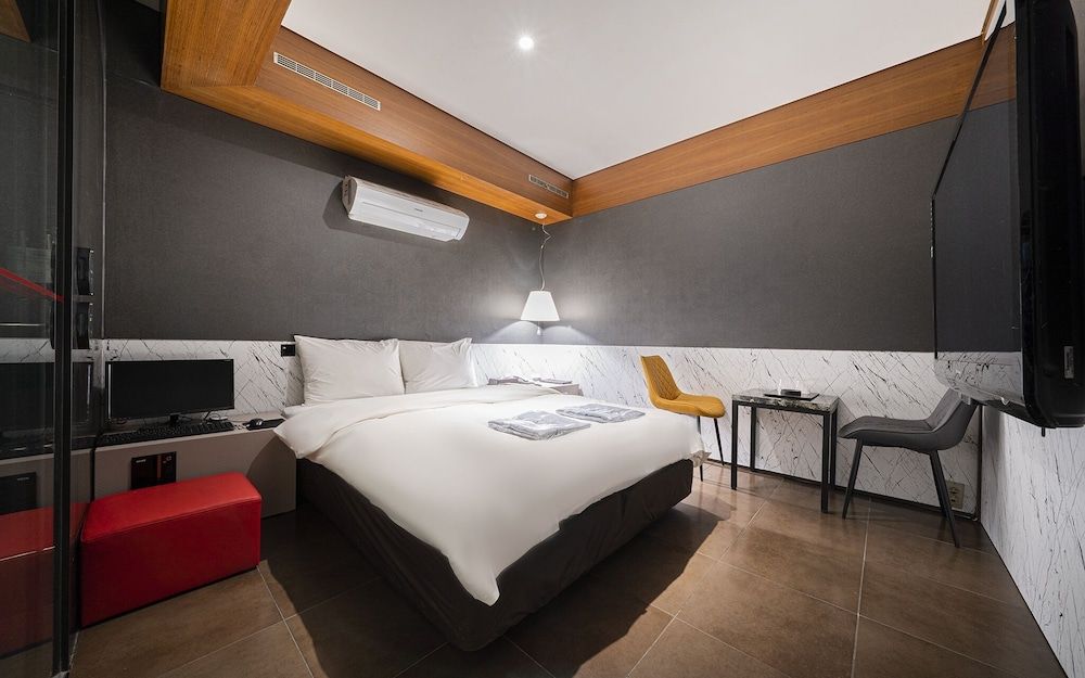 undefined Yeoksam Bare 7