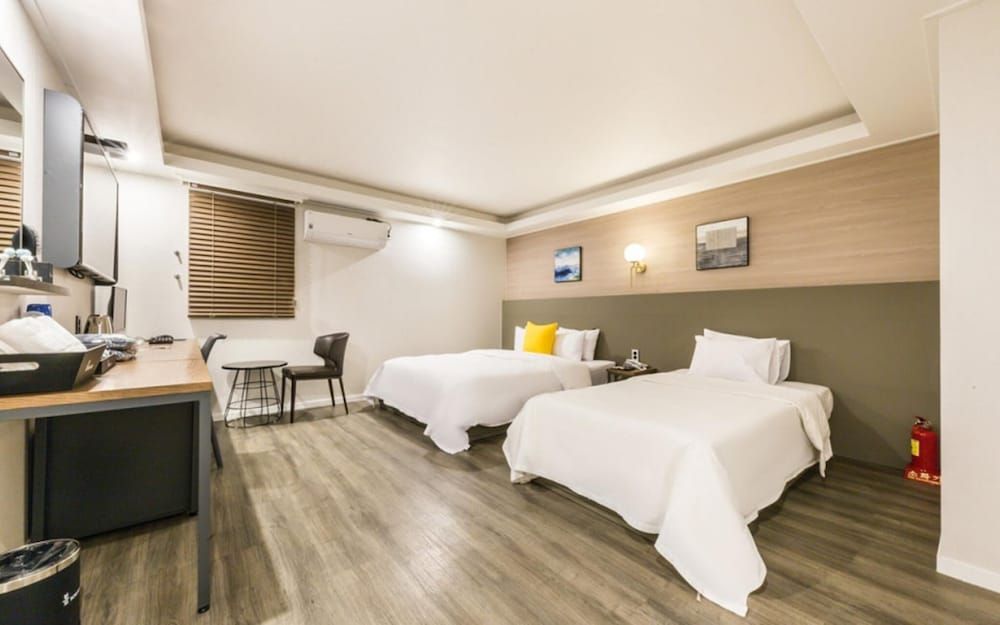 undefined Hotel Bom 8