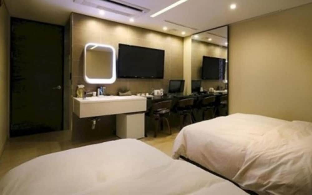 undefined Hapjeong Circle Hotel 7