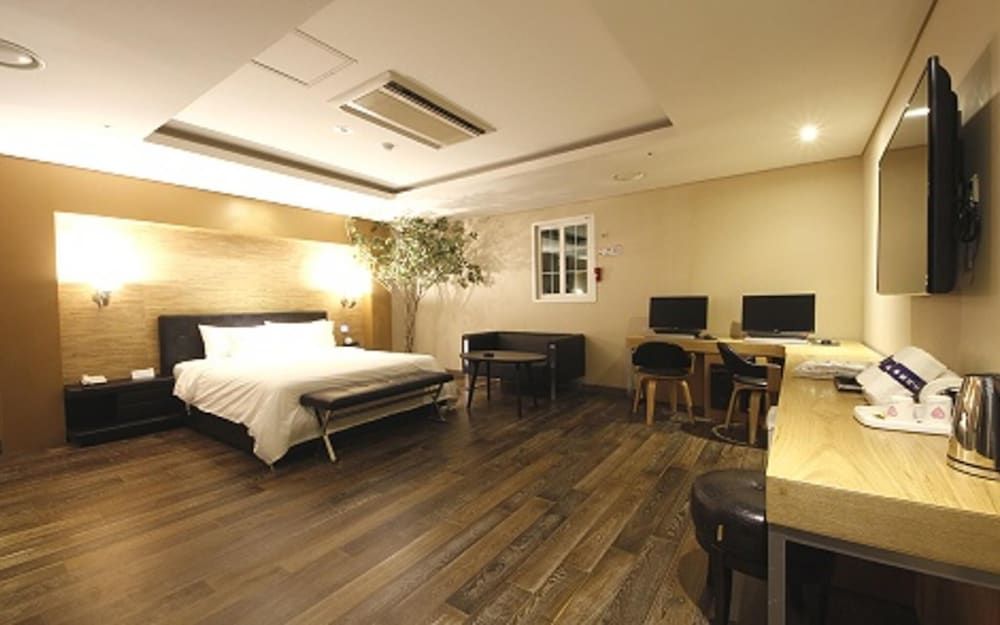 undefined Hotel De Urban 6