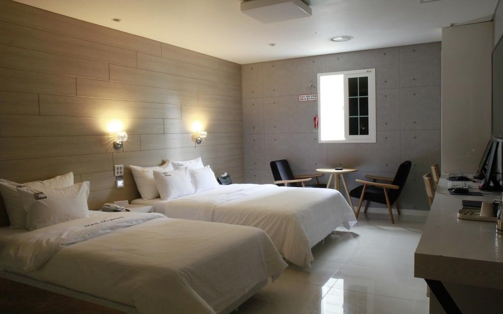 undefined Hotel De Urban 8