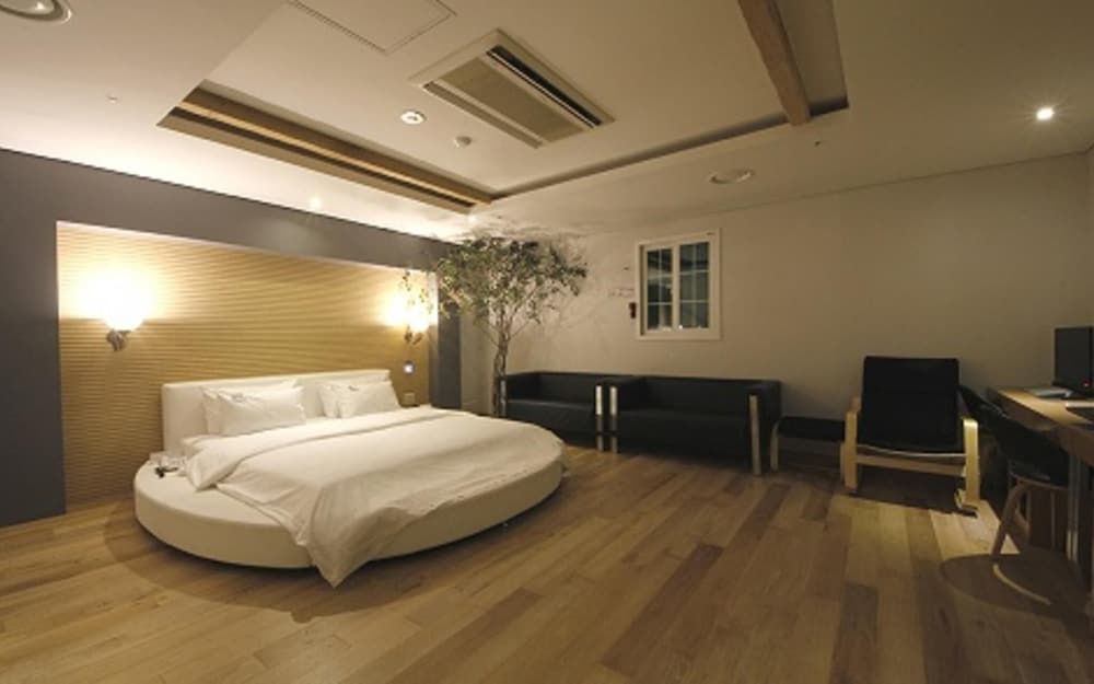 undefined Hotel De Urban 7