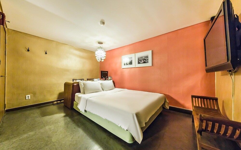 undefined Nokbeon Hotel Galley 2