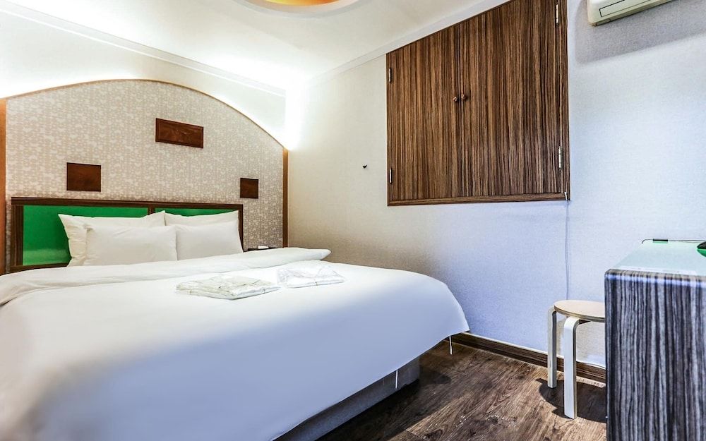 Cheonho HIT Room (Standard A (Netflix available))