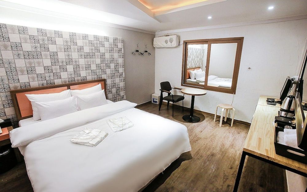 Cheonho HIT Room (Standard B (Netflix Available))